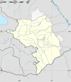 Mapa konturowa Górskiego Karabachu, blisko centrum na prawo znajduje się punkt z opisem „miejsce zdarzenia”