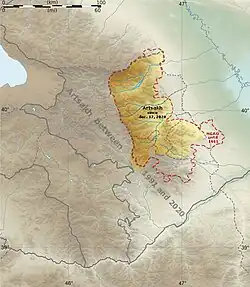 Mapa konturowa Górskiego Karabachu, blisko centrum na prawo znajduje się punkt z opisem „miejsce bitwy”