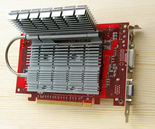 Chłodzenie pasywne karty graficznej Asus EAX1300pro z heat pipe odprowadzającą ciepło do górnego radiatora