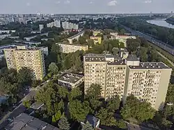 Osiedle od zachodu. Na pierwszym planie dwa budynki jedenastokondygnacyjne