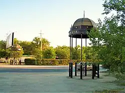 Obeliski w Atyrau po wschodniej stronie rzeki Ural, witające w Azji