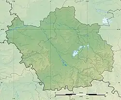 Mapa konturowa Aube, blisko centrum na prawo znajduje się owalna plamka nieco zaostrzona i wystająca na lewo w swoim dolnym rogu z opisem „Lac d’Orient”