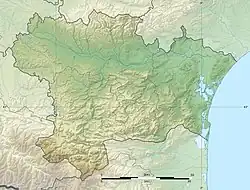 Mapa konturowa Aude, u góry po lewej znajduje się punkt z opisem „źródło”, natomiast u góry znajduje się punkt z opisem „ujście”