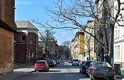 Widok ze skrzyżowania z ul. Skałeczną na północ. Perspektywę zamyka kamienica przy ul. Dietla