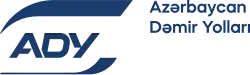 Logo. Wszystkie elementy niebieskie na białym tle. Lewa połowa zajęta przez litery ADY, od góry i dołu ozdobione poziomymi liniami. Górna linia szeroka, na całej długości zwężająca się ku lewej stronie, na lewym końcu skręcona w dół. Dolna linia wąska, jednolitej szerokości, z wyraźnie rozszerzoną końcówką z prawej strony skręconą ku górze. Na prawej połowie wyrównany do górnej krawędzi grafiki napis Azərbaycan Dəmir Yolları.
