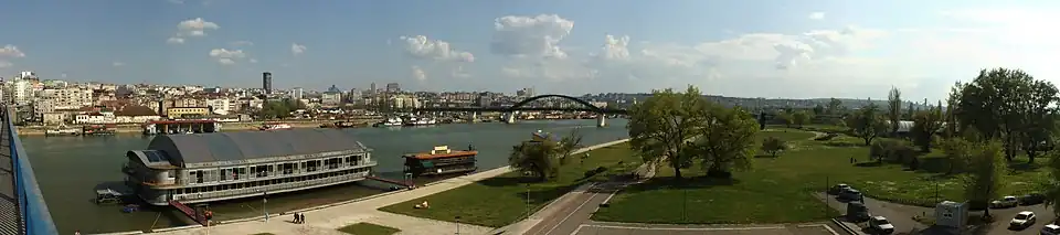 Panorama z Nowego Belgradu z widokiem na park i rzekę Sawę
