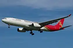 Airbus A330-300 linii lądujący na lotnisku w Pekinie