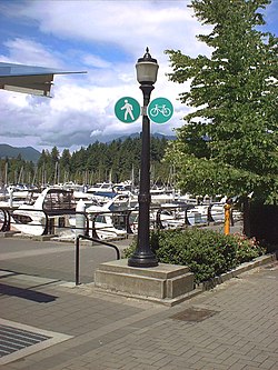 Trans Canada Trail wzdłuż Coal Harbor w centrum Vancouver w Kolumbii Brytyjskiej