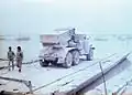 Irackie BM-21 na moście pontonowym