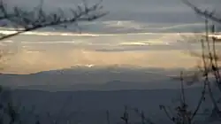 Masyw Babiej Góry widziany z tarasu willi.Po lewej, w oświetlonych chmurach – Diablak, na prawo Przełęcz Brona, dalej Cyl.