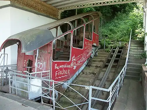 Zdewastowany wagon na dolnej stacji (2008)