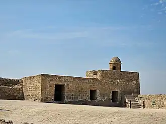 Jeden z budynków w obrębie murów twierdzy (2023)