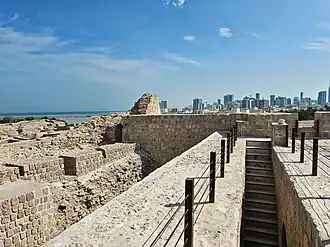 Kalat al-Bahrajn, w tle Zatoka Perska i zabudowania Manamy (2023)