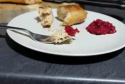 Porcja dzionia z ćwikłą z buraków i chrzanu