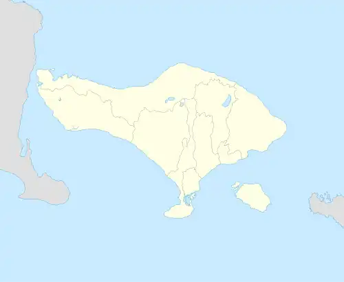 Mapa konturowa Bali, blisko centrum na prawo znajduje się punkt z opisem „Stadion Kapten I Wayan Dipta”
