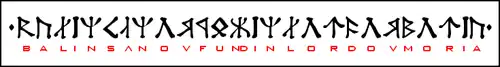 Transkrypcja dolnej części napisu z grobu Balina w Morii, zapisanej w Angerthas Erebor. Od lewej do prawej zapisano: Balin sʌn ov Fu[nd]in lord ov Moria (Balin, syn Fundina, władca Morii).
