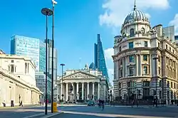 Royal Exchange w 2015 roku. Z lewej gmach Banku Anglii, w tle wieżowiec 122 Leadenhall Street (tzw. Cheesegrater)