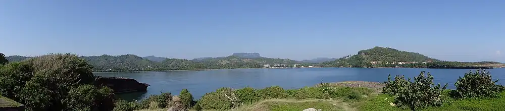 Zatoka Baracoa ze szczytem El Yunque w tle