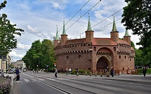 Widok na wschód: Barbakan i Planty.
