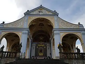 Ołtarz polowy w tylnej części bazyliki