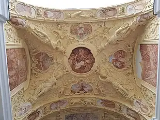 Freski i rzeźby na sklepieniu przy ołtarzu polowym