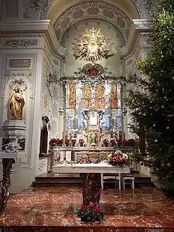 Prezbiterium i ołtarz główny