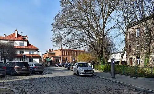 Plac widziany z południa, z ul. Bartosza. Widoczna północna pierzeja i Synagoga Stara.