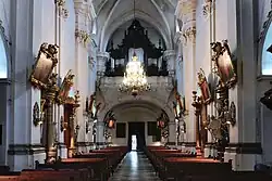 Wnętrze bazyliki, widok w stronę organów