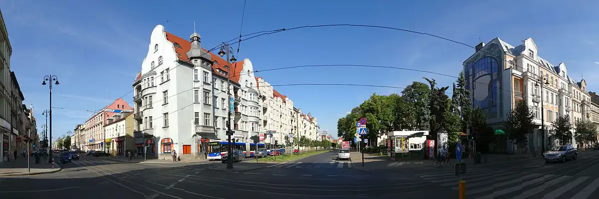 Panorama ulicy Gdańskiej w rejonie skrzyżowania z al. Mickiewicza. Kamienica po lewej