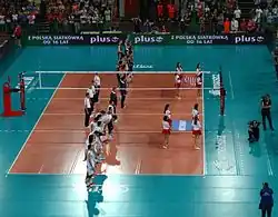 Reprezentanci Argentyny i Stanów Zjednoczonych podczas odgrywaniu hymnów obu państw