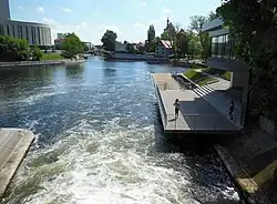 Widok z mostku nad Jazem na zakole Brdy