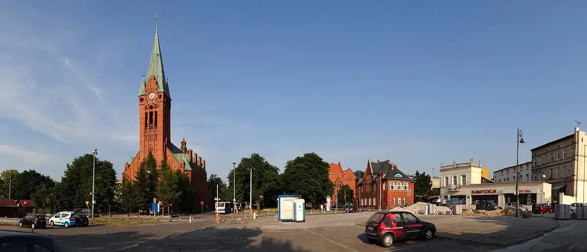 Widok w kierunku wschodnim. Plac Kościeleckich pośrodku porośnięty aleją kasztanowców