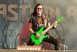 gitarzysta Kasperi Heikkinen