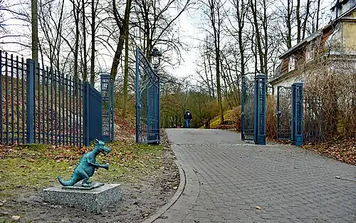 Wejście do parku Bednarskiego i „smok turysta”.