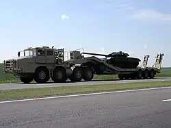 Volat MZKT-74135 transportujący czołg T-72