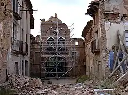 Prace konserwatorskie na bramie miejskiej