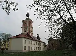 Ratusz miejski z (widocznymi po prawej stronie) ruinami kościoła dominikańskiego