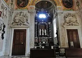 Wnętrze kaplicy – ołtarz