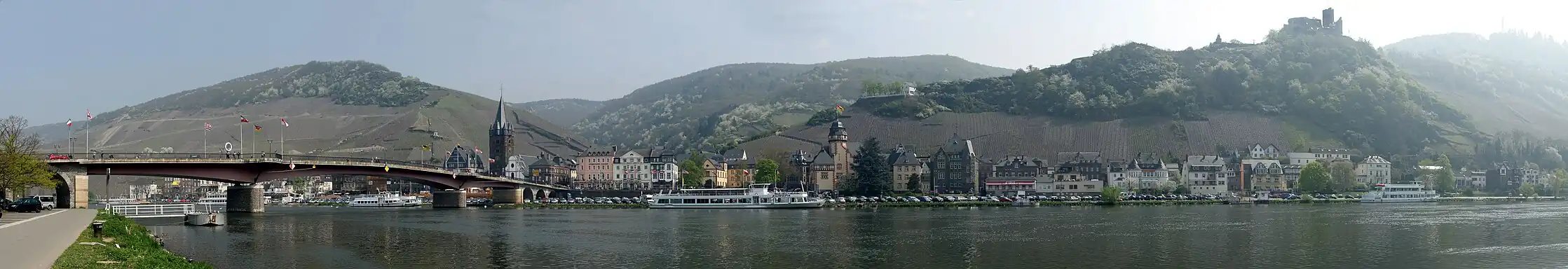 180° panorama Bernkastel z brzegu Mozeli w Kues (po prawej stronie widoczne ruiny zamku Landshut)
