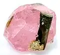 intensywnie różowy okaz morganitu z turmalinem z Afganistanu