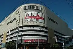 Galeria handlowa „Beverly Center” w której Jake śledził Glorię