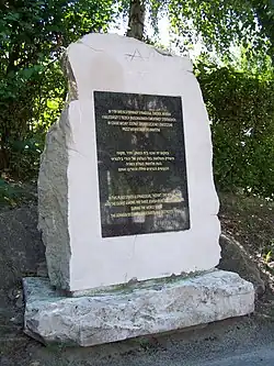 Pomnik w miejscu synagogi oraz żydowskiego cmentarza, zniszczonych w czasie okupacji niemieckiej