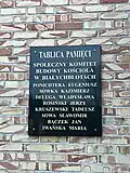 Tablica pamiątkowa na ścianie kościoła