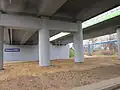 Peron przystanku częściowo znajduje się pod dwoma wiaduktami drogowymi.
