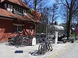 Parking rowerowy i stacja serwisowa przy Gmachu Głównym