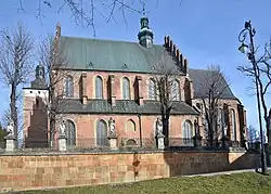 Widok od strony południowej z figurami apostołów