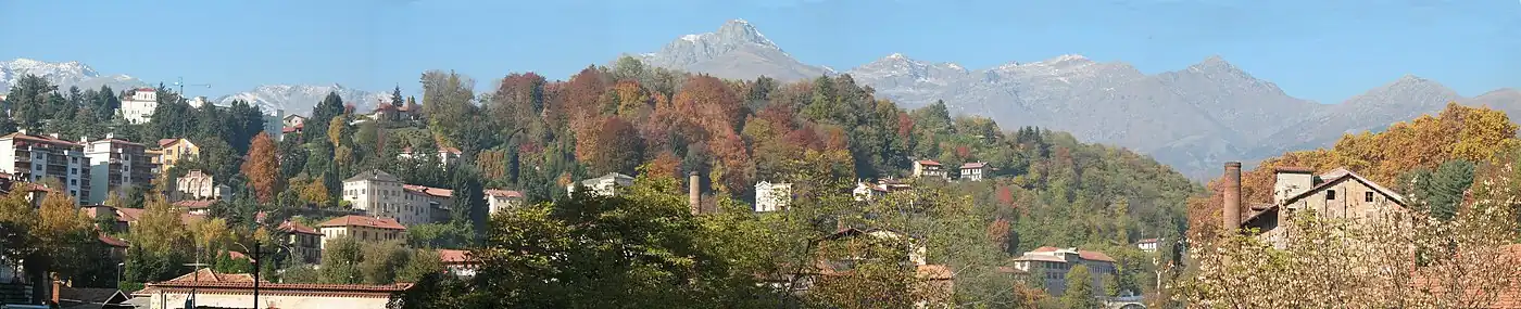 Panorama Alp Biellesi ponad miejscowością Biella
