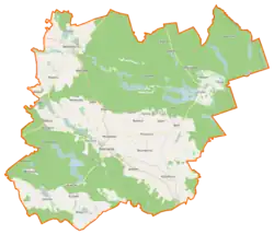 Mapa konturowa gminy Bierzwnik, blisko prawej krawędzi u góry znajduje się owalna plamka nieco zaostrzona i wystająca na lewo w swoim dolnym rogu z opisem „Jezioro Rakowe”