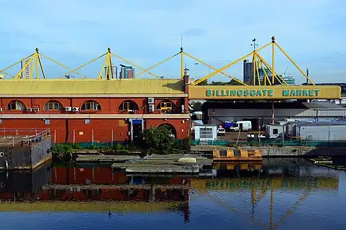 Hala targowa nad dawnym dokiem portowym