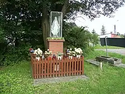 Kapliczka przy skrzyżowaniu w Biskupicach